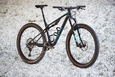 NYTT GLIS: Canyons helt nye Lux Trail har forlenget ramme og gaffel med 120 mm vandring Canyon Lux trail CF 7