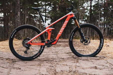 LUKSURIØS: Utstyrsnivået på Canyons Strive CFR er nesten i overkant til hard endurosykling. Vi setter pris på toppdempere fra Fox og lar oss imponere av råflotte hjul i tillegg til Shimanos dyreste gir og bremser. LUKSURIØS: Utstyrsnivået på Canyons Strive CFR er nesten i overkant til hard endurosykling. Vi setter pris på toppdempere fra Fox og lar oss imponere av råflotte hjul i tillegg til Shimanos dyreste gir og bremser.