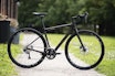 NYTENKENDE: Specialized Diverge er eneste sykkel i testen med fjæring i styret. Den unike FutureShock-løsningen gir suveren komfort. Karbonrammen er testens lekreste. Specialized Diverge Comp carbon gravelsykkel
