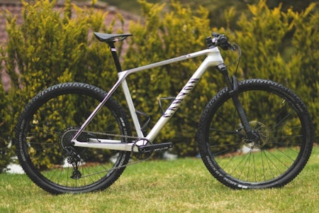 KLASSISK: Canyons helt nye Exceed har lett og avansert karbonramme og velprøvd rittgeometri. Rammefinishen er flott.  KLASSISK: Canyons helt nye Exceed har lett og avansert karbonramme og velprøvd rittgeometri. Rammefinishen er flott.