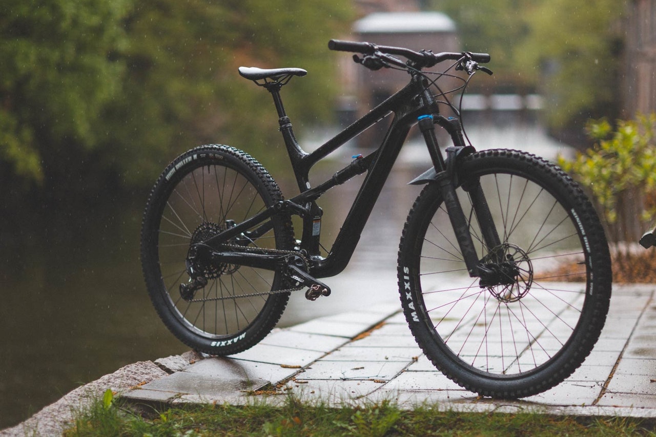 SVART RIDDER: Cannondale Habit er satt opp for uvøren råsykling. Bakhjulsopphenget er tråkkeffektivt og aktivt. Fjærraten er ganske lineær. SVART RIDDER: Cannondale Habit er satt opp for uvøren råsykling. Bakhjulsopphenget er tråkkeffektivt og aktivt. Fjærraten er ganske lineær.