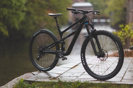 SVART RIDDER: Cannondale Habit er satt opp for uvøren råsykling. Bakhjulsopphenget er tråkkeffektivt og aktivt. Fjærraten er ganske lineær. SVART RIDDER: Cannondale Habit er satt opp for uvøren råsykling. Bakhjulsopphenget er tråkkeffektivt og aktivt. Fjærraten er ganske lineær.