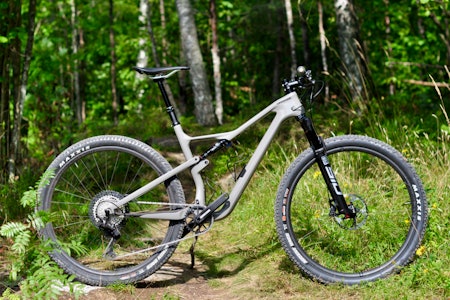 IKKE FOR SKARP: Cannondale Scalpel SE 1 har allsidige egenskaper og trygge kjøreegenskaper. Den byr også på topp utstyr til prisen.  Cannondale Scalpel SE 1