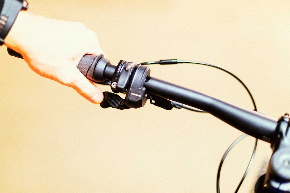 DI2: Motorbryteren på Steps E8000 er lik en XT Di2-girskifter. Den kommer litt i veien for senkepinnebryteren. Neste generasjon er endret til små knapper på styret. DI2: Motorbryteren på Steps E8000 er lik en XT Di2-girskifter. Den kommer litt i veien for senkepinnebryteren. Neste generasjon er endret til små knapper på styret.