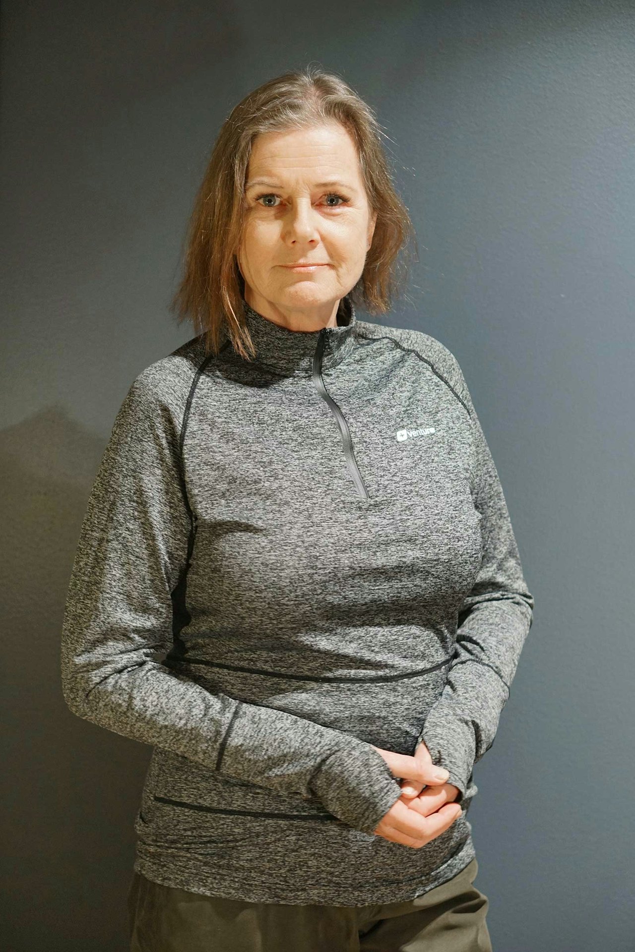 VARMEGENSER: Test av batteridrevet varmegenser fra Venture Heat. Foto: Åsgeir Størdal Dame ikledd varmegenser fra Venture Heat til test