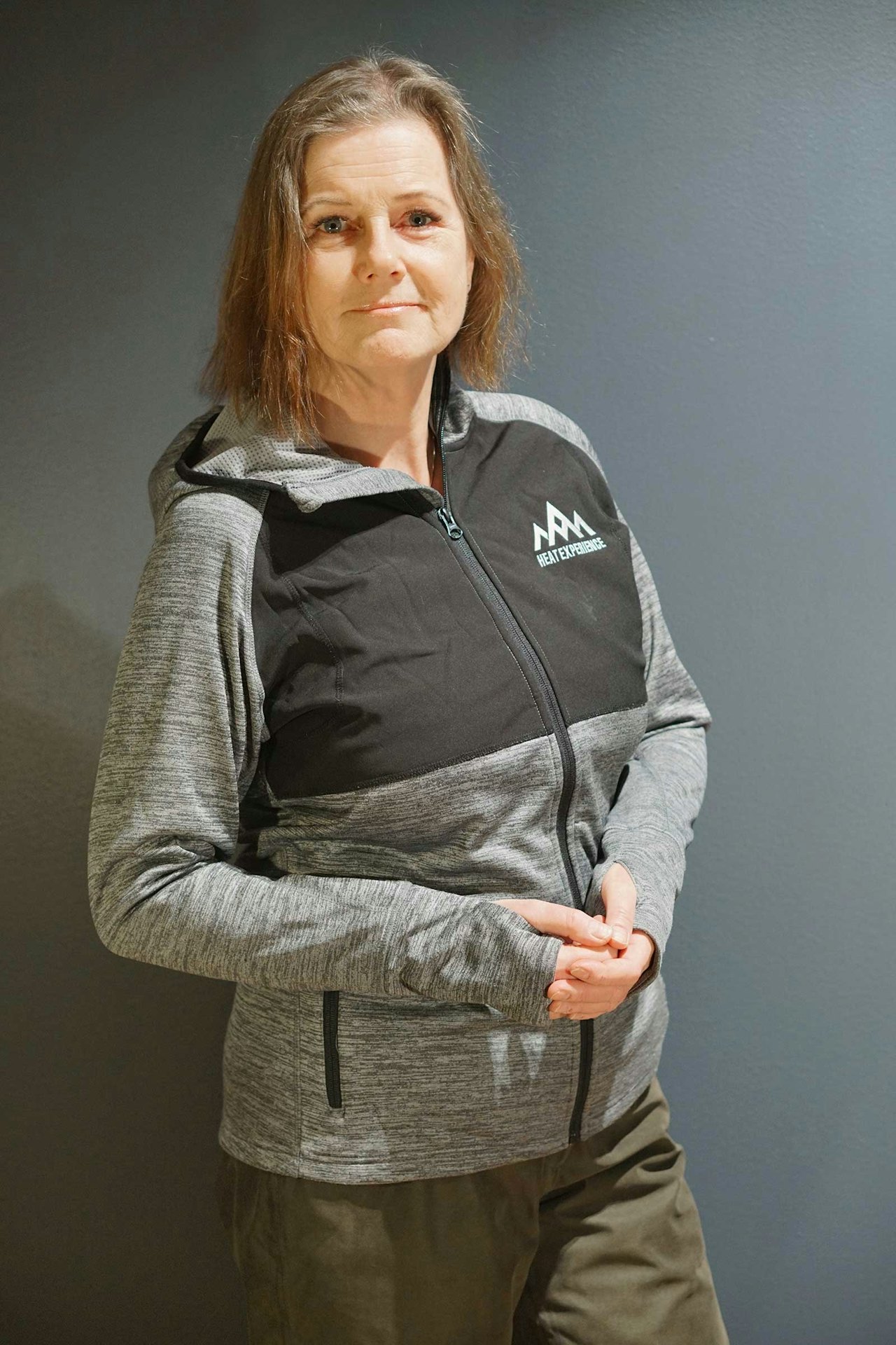 VARMEGENSER MED BATTERI: Test av Heat Experience varmegenser. Foto: Åsgeir Størdal Dame ikledd Heat Experience varmegenser med batteri til test