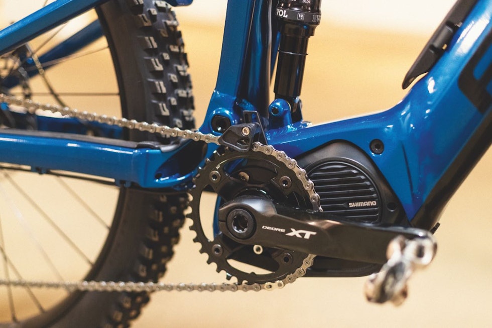 SHIMANO-MOTOR: Steps E8000-motoren kombineres med drivverk på XT-nivå. SHIMANO-MOTOR: Steps E8000-motoren kombineres med drivverk på XT-nivå.