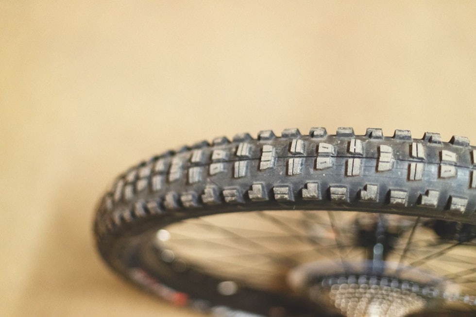 GROVE DEKK: Maxxis-dekkene på Merida-sykkelen er skikkelig robuste og grove. GROVE DEKK: Maxxis-dekkene på Merida-sykkelen er skikkelig robuste og grove.