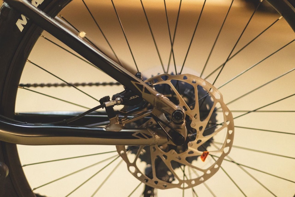 STIV BAKRAMME: Merida har gått for et velprøvd enkelt oppheng uten ledd på kjedestaget. STIV BAKRAMME: Merida har gått for et velprøvd enkelt oppheng uten ledd på kjedestaget.