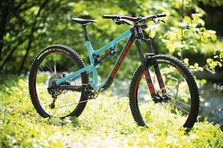 KANADISK RÅSKINN: Rocky Mountain Instinct BC er tilpasset knallhard kanadisk stisykling. Den vil også fungere topp til enduro. Foto: Kristoffer Kippernes KANADISK RÅSKINN: Rocky Mountain Instinct BC er tilpasset knallhard kanadisk stisykling. Den vil også fungere topp til enduro. Foto: Kristoffer Kippernes