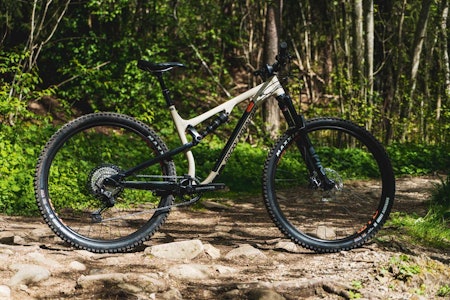 LEKEN OG LETTSYKLET: Rocky Mountain Instinct har topp funksjonelt utstyr og en geometri som mange vil føle seg trygg på under kupert stisykling  Test av Rocky Mountain Instinct Alloy 50
