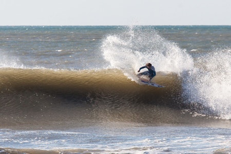 FRONTSIDE SNAP: Stor mer kritisk kunne ikke Luca satt svingen sin før bølgen hadde brutt på ham. Foto: Kjetil Isaksen Snap surf