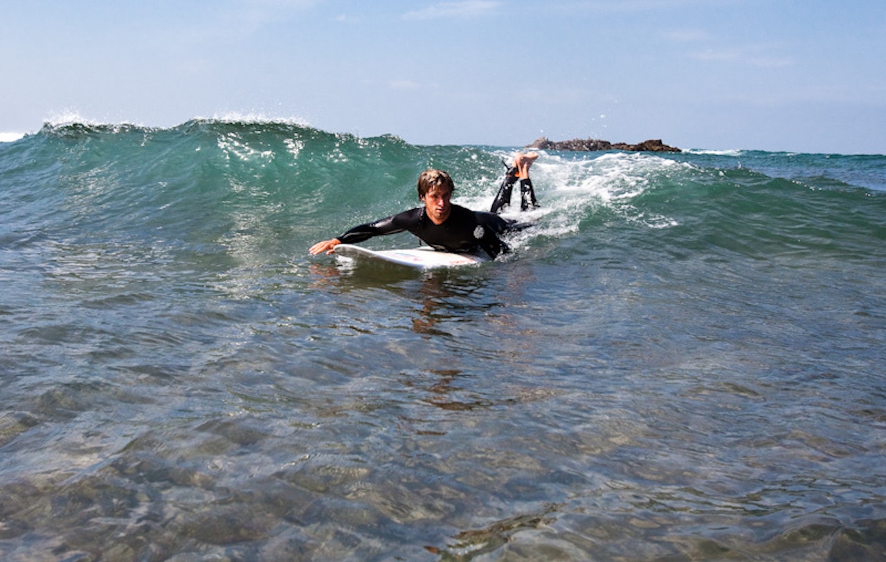 PEDAGOG: Linus Eliasson lærer deg noen surfeknep i denne artikkelen. Foto: Christian Nerdrum