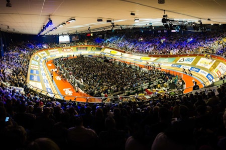 RUNDT OG RUNDT: Banesykling er like morsomt å sykle som å se på. Men hva er egentlig en velodrom? Foto: Henrik Alpers