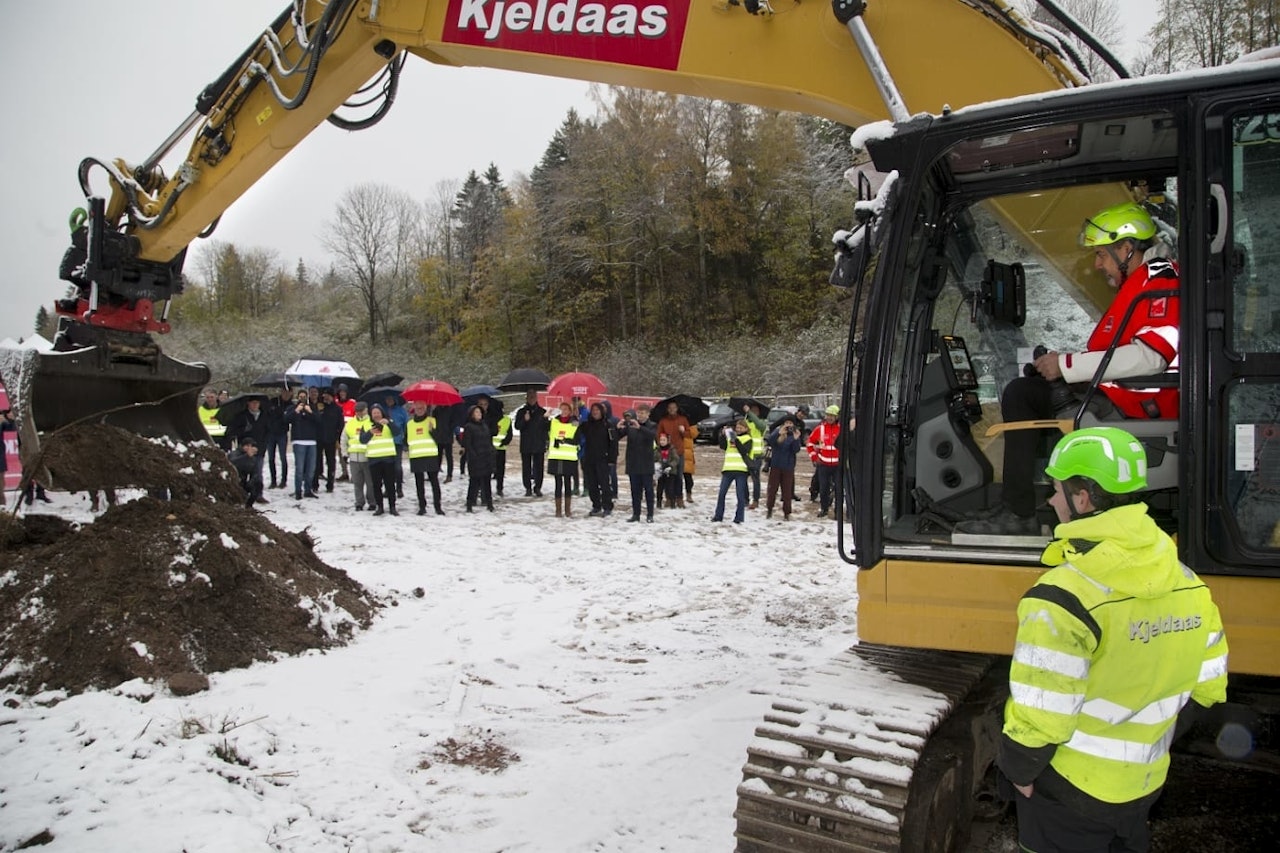 VI ER I GANG! Verken materiell eller fremmøtte ble skadet da Abid Raja tok første spadetak til det som skal bli Norges andre velodrom. Foto: Håvard Solerød Abid Raja bygger velodrom