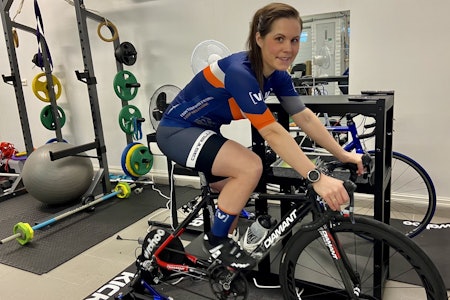 GODT UTSTYRT: Charlotte Åsland har rigget seg til for Zwift-sykling i et stort og deilig treningsrom. Foto: Privat Charlotte Åsland har rigget seg til for Zwift
