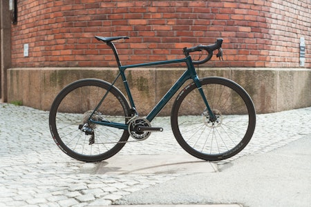 SUPERSYKKEL: Factory laget tidligere sykler for Cervelo, Focus, Santa Cruz m.fl. Nå lager de sykler med eget merke, men da også for det lille norske merket Fara. Fara F1Disc2 Red