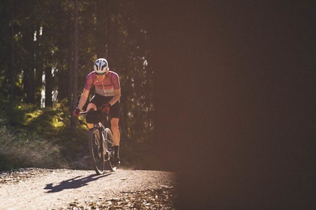 NY DIMENSJON: Med hjelpemotor på grussykkelen kan du sykle lengre, fortere og høyere uten å bruke mer krefter. Både Cannondale Topstone Lefty Neo og Canyon Grail: On fungerer som vanlige sykler på flatmark, men gir masse hjelp i motbakkene.  NY DIMENSJON: Med hjelpemotor på grussykkelen kan du sykle lengre, fortere og høyere uten å bruke mer krefter. Både Cannondale Topstone Lefty Neo og Canyon Grail: On fungerer som vanlige sykler på flatmark, men gir masse hjelp i motbakkene.