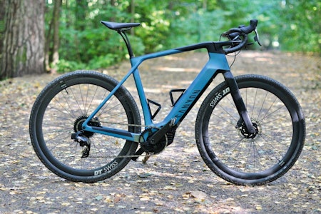 MED SUPERKREFTER: Canyons Grail:On skiller seg ikke voldsomt fra Canyons ikke-motoriserte Grail, rent utseendemessig. Med motor og mer oppreist geometri er Grail:On en real milsluker. MED SUPERKREFTER: Canyons Grail:On skiller seg ikke voldsomt fra Canyons ikke-motoriserte Grail, rent utseendemessig. Med motor og mer oppreist geometri er Grail:On en real milsluker.