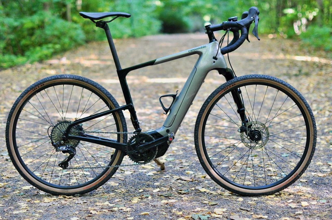 ESTETISK UTFORDRING: Cannondale Topstone Neo Lefty har en oppsiktvekkende profil. Kul, men kanskje ikke så elegant? ESTETISK UTFORDRING: Cannondale Topstone Neo Lefty har en oppsiktvekkende profil. Kul, men kanskje ikke så elegant?