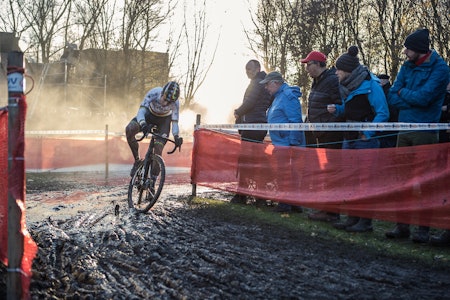 ØVELSE GJØR VERDENSMESTER: Wout van Aert under en tidligere utgave av Flanderncross. Hundrevis av timer i løypa i tillegg til kondisjonstrening må til. Foto: Kristof Ramon. ØVELSE GJØR VERDENSMESTER: Wout van Aert under en tidligere utgave av Flanderncross. Hundrevis av timer i løypa i tillegg til kondisjonstrening må til. Foto: Kristof Ramon.