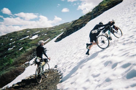 SNØ FOR SVINGENE: Enkelte ganger er det ikke annen råd enn å bare dytte sykkelen over noen bratte snøfelt. Foto Sveinung Gjessing