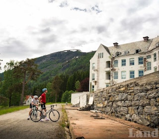 SKUMMELT: Peter og Kjetil er både små og redde ved siden av Harastølen. Klatringen opp er like morsom som bygget. Harastølen landevei turguide