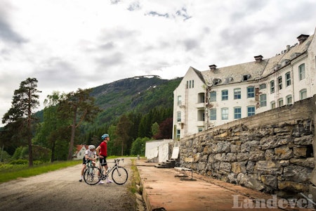 SKUMMELT: Peter og Kjetil er både små og redde ved siden av Harastølen. Klatringen opp er like morsom som bygget. Harastølen landevei turguide