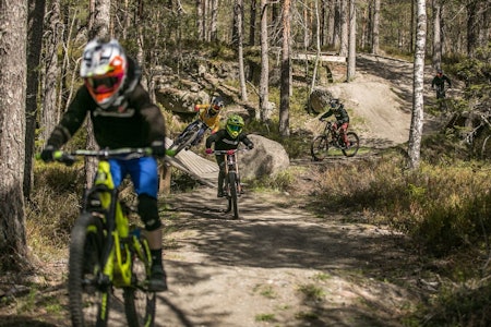 GOD STEMNING: Det er fryktelig sosialt å sykle bikepark og du møter masse folk på din ferd ned løypene, eller mens du venter på din tur i heiskøen. Foto: Svenn Fjeldheim sykling drammen bike park