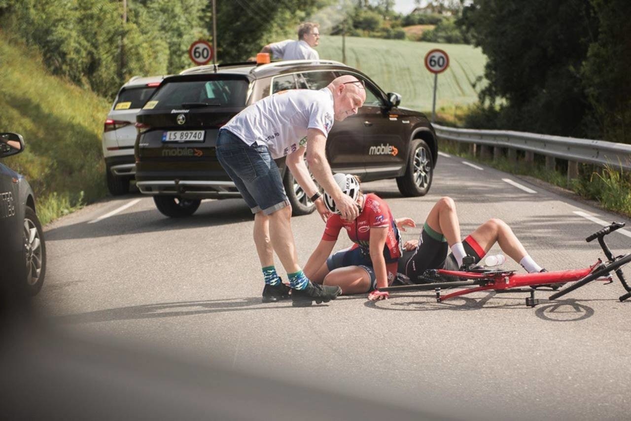 DEL VEIEN: Det blir farlig for de myke trafikantene å oppholde seg langs landeveien når bilistene ikke tar nok hensyn. Samspillet går begge veier og både syklister, bilister og andre brukere må ta hensyn til hverandre. ILLUSTRASJONSFOTO: Henrik Alpers DEL VEIEN: Det blir farlig for de myke trafikantene å oppholde seg langs landeveien når bilistene ikke tar nok hensyn. Samspillet går begge veier og både syklister, bilister og andre brukere må ta hensyn til hverandre. ILLUSTRASJONSFOTO: Henrik Alpers