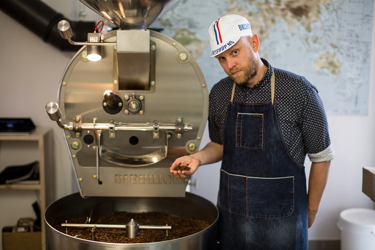KAFFE TIL SYKKELFOLKET: Barista Magnus Lindskog i Supreme Roastworks sørger for at sykkelmiljøet i Oslo får seg sin daglige dose kaffe. Bilde: Christian Nerdrum KAFFE TIL SYKKELFOLKET: Barista Magnus Lindskog i Supreme Roastworks sørger for at sykkelmiljøet i Oslo får seg sin daglige dose kaffe. Bilde: Christian Nerdrum