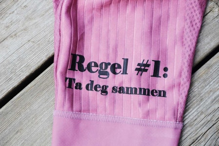 REGELRYTTERI: Landevei forsøkte seg med egen vri på reglene, trykt på trøya.  REGELRYTTERI: Landevei forsøkte seg med egen vri på reglene, trykt på trøya.