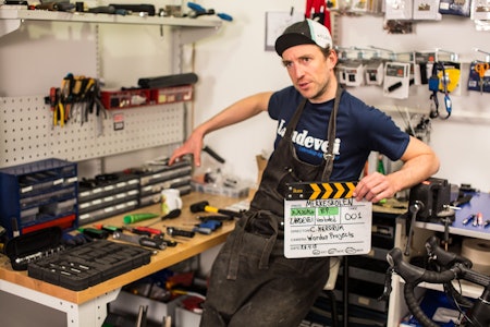 STÅLKONTROLL: Skaff deg det nødvendigste verktøyet selv, og bli din egen mekaniker. Foto: Christian Nerdrum.  hjemmeverksted, fiks sykkelen, reparer din egen sykkel, verksted, mekkeskolen, sykkelreparasjoner, mekaniker landevei, eget sykkelverksted