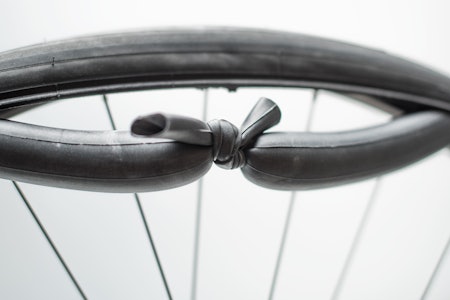 BÅTMANNSKNOP: Knyter du sammen slangen din på denne måten, blir den faktisk tett nok til å få deg i hus.  BÅTMANNSKNOP: Knyter du sammen slangen din på denne måten, blir den faktisk tett nok til å få deg i hus.