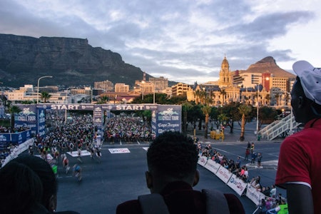 Kaldstart: Det er kaldt i skyggen når de første puljene starter i Cape Argus Cycle Tour. Solen har akkurat begynt å varme opp Lionshead Mountain, mens platåfjellet Table Mountain må vente noen minutter. 