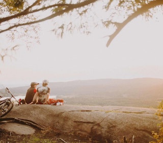FIN PAUSE: Barlindåsen er bare ett av mange utsiktspunkter i Oslomarka du når med sykkel. Foto: Kristoffer H. Kippernes stisykling oslo tips tur utsikt