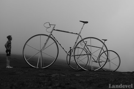 STOR GUTT, STØRRE EVENTYR: Bli med på en reise gjennom Pyreneene, der slike sykler venter. 