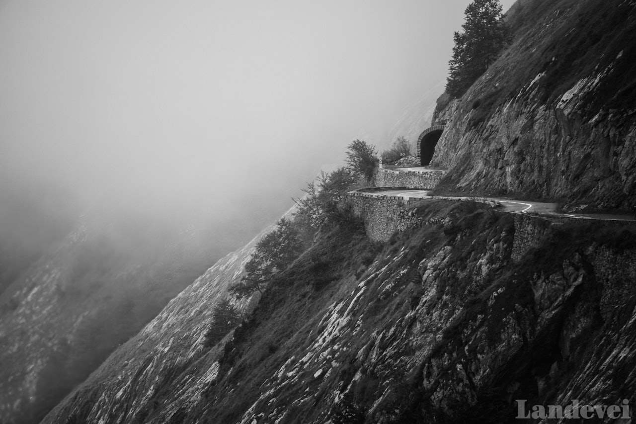 INN I DET UKJENTE: Over Aubisque er det alltid tåke og yr. Men etter tunellen skifter været til full sommer. INN I DET UKJENTE: Over Aubisque er det alltid tåke og yr. Men etter tunellen skifter været til full sommer.
