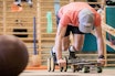KREATIV: Nino Schurter og hans trener Nicola Siegenthaler gjennomfører et knippe styrkeøvelser som mer eller mindre simulerer aspekter ved terrengsykling.  styrketrening sykkel syklist tips