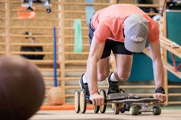 KREATIV: Nino Schurter og hans trener Nicola Siegenthaler gjennomfører et knippe styrkeøvelser som mer eller mindre simulerer aspekter ved terrengsykling. styrketrening sykkel syklist tips
