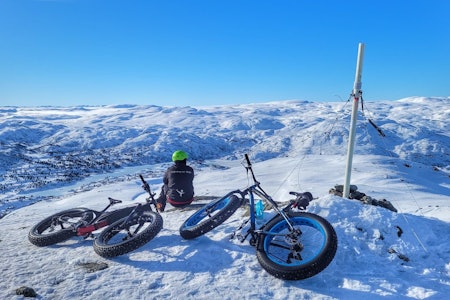 SESONGENS HØYDEPUNKT: Fatbiketuren i høyfjellet rundt Haukelifjell er av den sorten verken Gøran Strand Blavik (bildet) eller turkompisen Magnus Lindaas vil glemme fort. Foto: Magnus Lindaas Fatbike Haukelifjell
