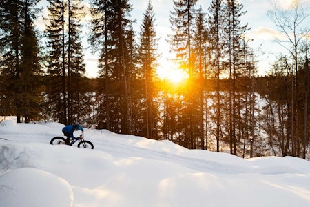 SOM I HAFJELL: Med en løypebygger med doktorgrad i doseringer på laget blir svingene fine. Ole Henrik Illenberger legger seg over i en av Snorre Pedersens konstruksjoner. fatbike løype lillehammer birkebeineren skistadion snorre pedersen