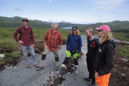 Høgevarde AS er i startgropa på et storstilt stiutviklingsprosjekt, og de første metrene med tilrettelagt sti er under bygging nå. Fra venstre: Jan Oggier fra Bikeplan AG, Glen Jacobs fra World Trail Ltd, stibygger Trygg Lindkjølen fra Høgevarde AS, Stefan Oberer fra Bilkeplan AG og stibygger Hans Christian i Høgevarde. Foto: Harald Haaland