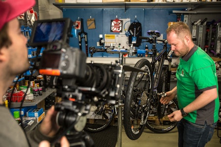 JUSTERE SYKKELGIR: Jon T. Engesmyr loser oss gjennom viktige emner i sykkelmekking. Første leksjon er justering av girene. Foto: Christian Nerdrum justere sykkelgir
