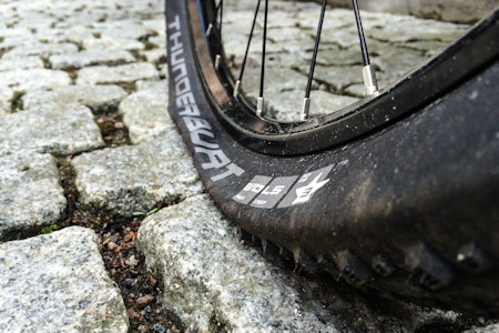 TOMT FOR LUFT: Alle må av med dekka en gang i blant. Stort sett er det er for å bytte en punktert slange. Foto: Christian Nerdrum TOMT FOR LUFT: Alle må av med dekka en gang i blant. Stort sett er det er for å bytte en punktert slange. Foto: Christian Nerdrum