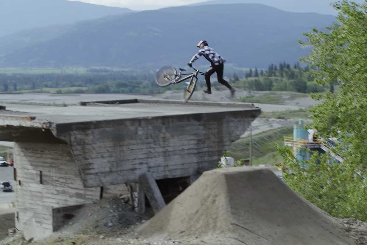 GJØR DET IGJEN: Brandon Semenuk er ute med enda en ny film med helt vanvittige triks på sykkelen. Foto: Skjermdump brandon semenuk