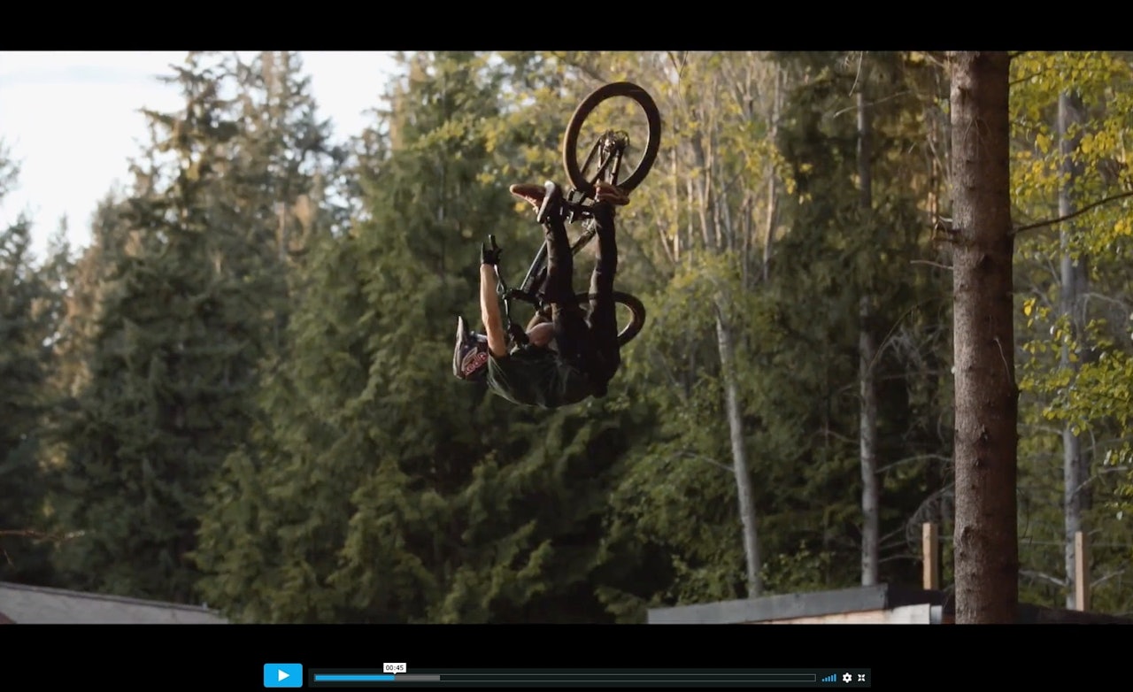 PÅ HJEMMEBANE: Brandon Semenuk gir en lekse i flyt og tekniske triks i filmklippet The Yard The Yard Brandon Semenuk