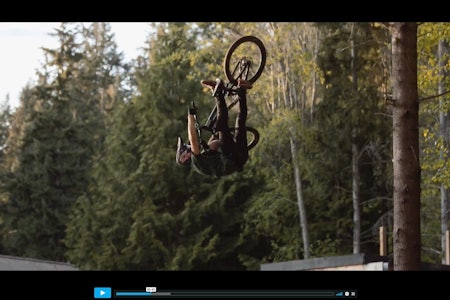 PÅ HJEMMEBANE: Brandon Semenuk gir en lekse i flyt og tekniske triks i filmklippet The Yard The Yard Brandon Semenuk