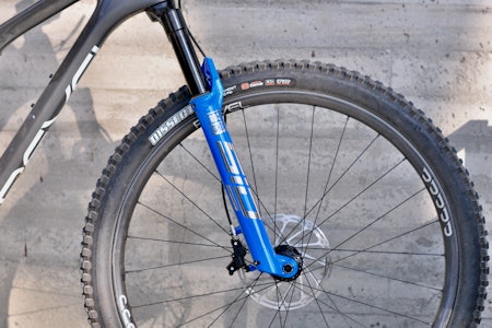 DEN BLÅ FARE: Da RockShox SID først ble lansert i 1998 ble den blå fargen et fryktet syn i rundbaneritt verden over. SID-blå ble et begrep og et eget fargenavn i terrengsykkelsporten. Nye SID er mørkere blå enn originale, men bringer blåfargede gafler tilbake til fronten av feltet. Foto: Øyvind Aas Rock Shox SID Ultimate