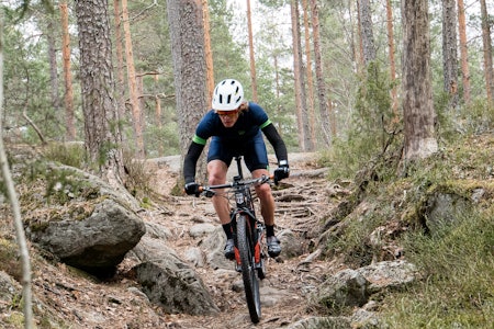 DEMPET NEDFART: Øyvind Aas kan nyte godt av demperne både foran og bak ned denne kneika. Fordi de er stilt inn riktig. Foto: Christian Nerdrum DEMPET NEDFART: Øyvind Aas kan nyte godt av demperne både foran og bak ned denne kneika. Fordi de er stilt inn riktig. Foto: Christian Nerdrum